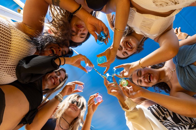 Athens: Swimming Day Cruise with DJ, Lunch & Drinks inc.