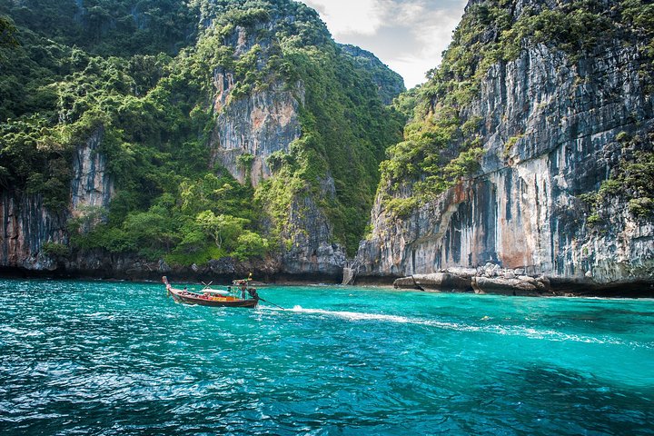 Beat the Crowds: Earlybird Phi Phi Islands by Speedboat