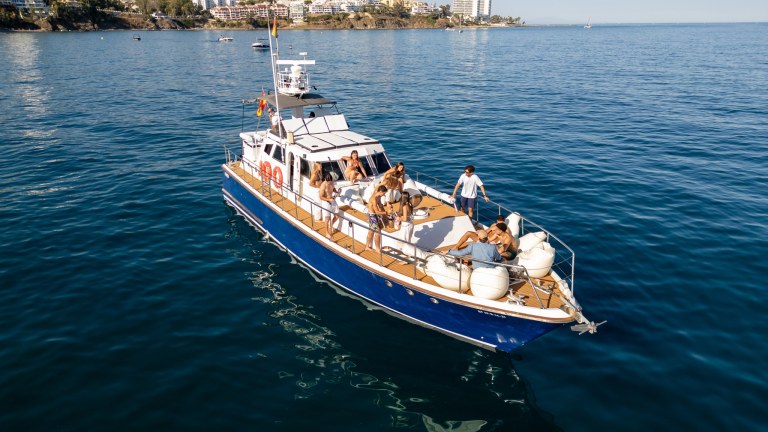 Benalmádena: charter privado en barco con patrón — tarde (4 horas)