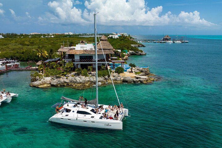 Cancun Catamaran: Sail to Isla Mujeres + Buffet & Drinks