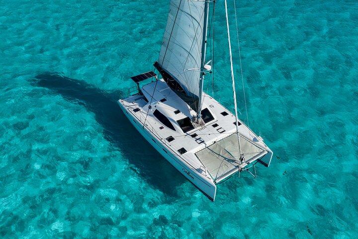 Sail across the shallows in sublime style, gliding over the most dazzling turquoise waters on your private Cancún catamaran!