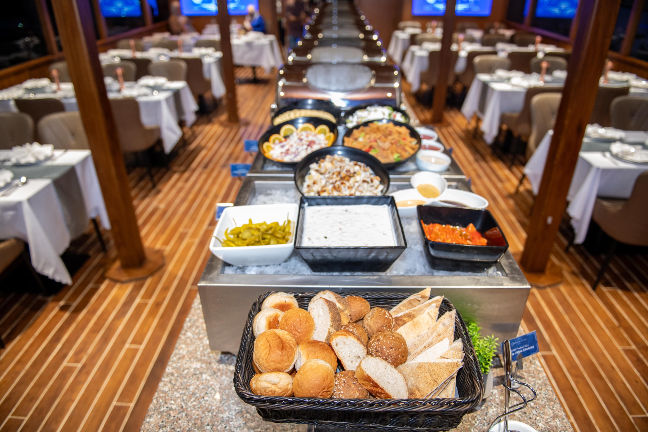 Dubai Marina: Luxury Dinner Cruise 5 Star Buffet & Live Shows - Main Deck