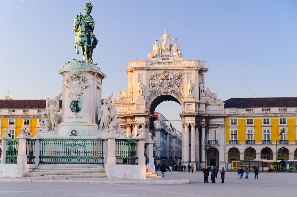 Lisbon Experience: Bus and Tagus River Boat Tour.