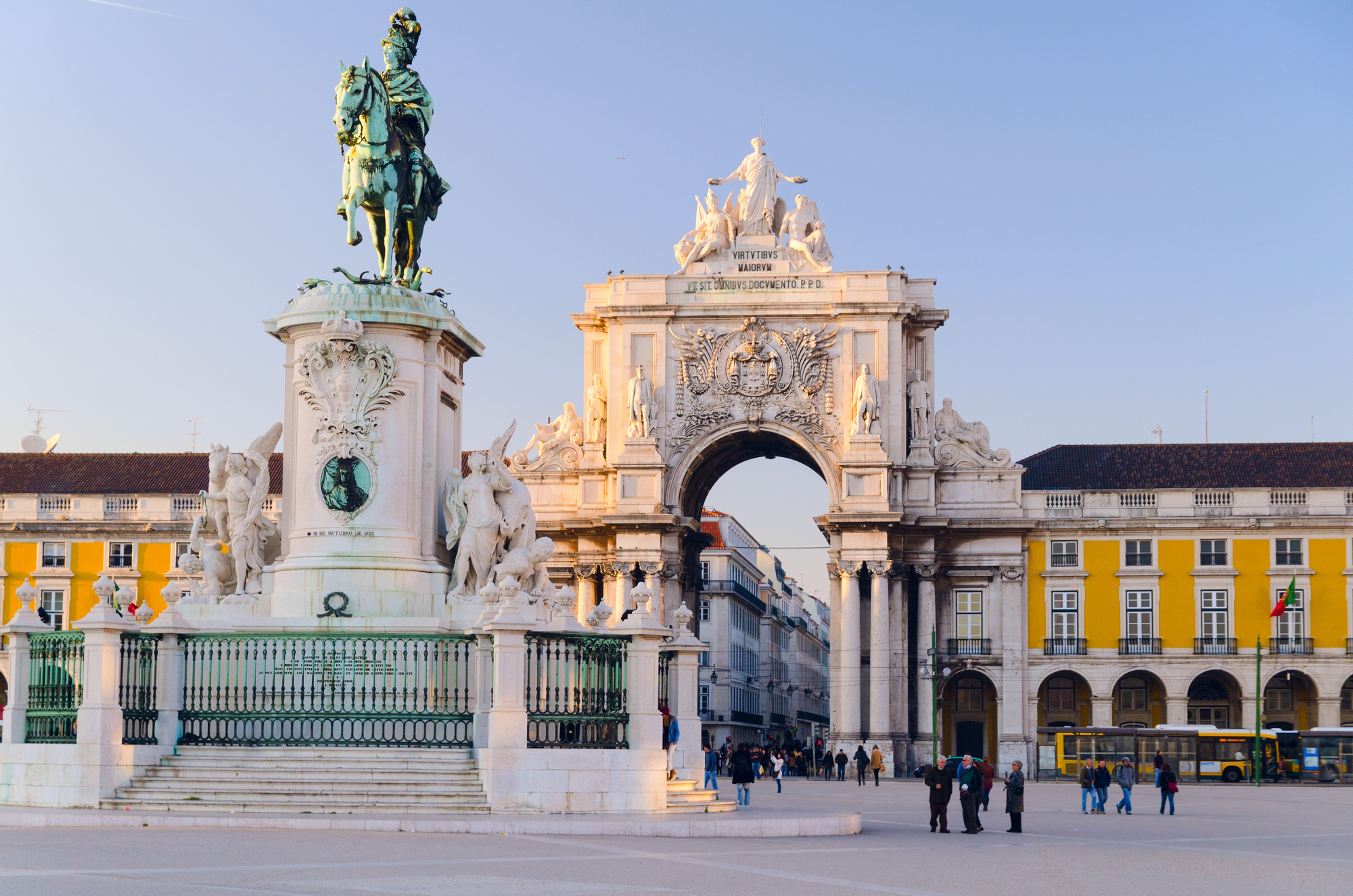 Lisbon Experience: Bus and Tagus River Boat Tour.