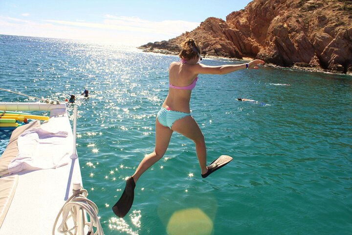 Los Cabos Snorkeling Tour by Boat with Open Bar and Music