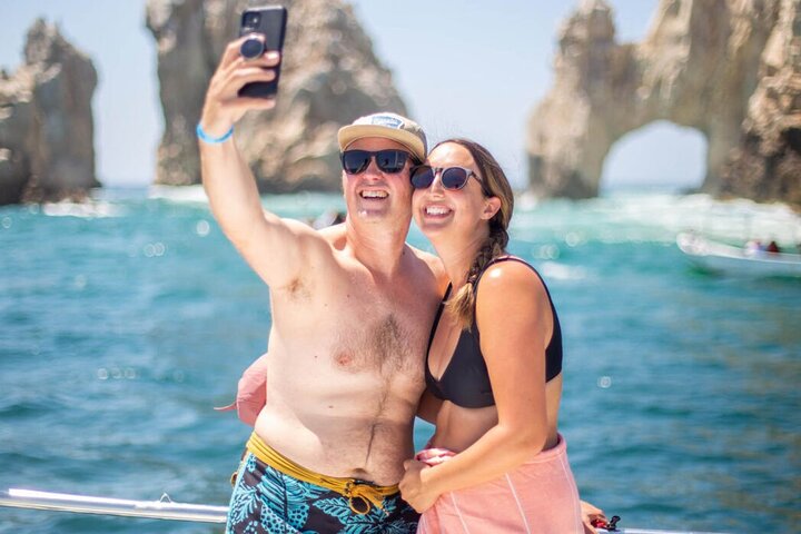 Los Cabos Snorkeling Tour by Boat with Open Bar and Music