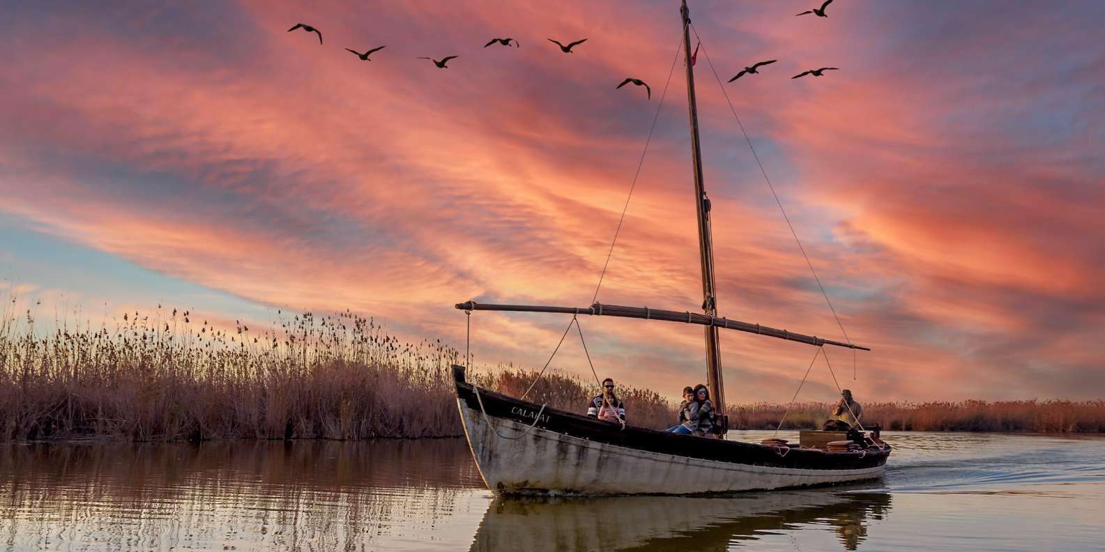 Valencia: Magical sunset in the Albufera, with a unique boat ride.