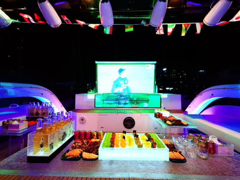 Yacht Night Party in Dubai with Live DJ & Open Bar