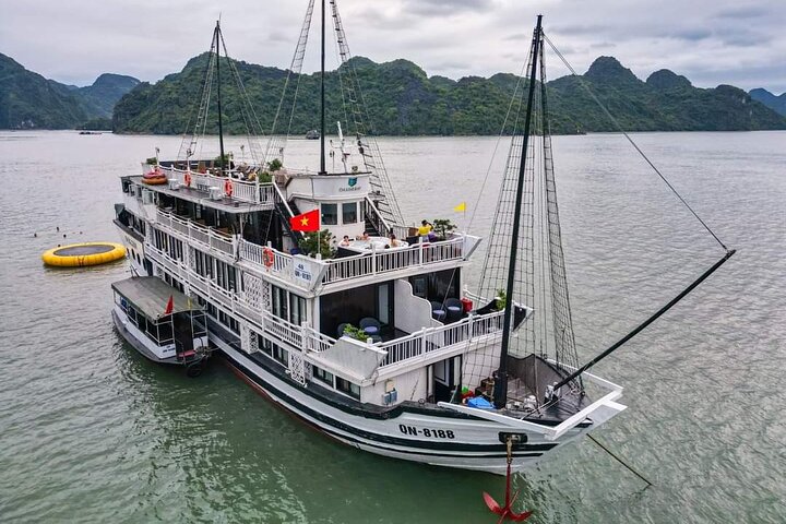 1 Night Party Boat & 1 Night Bungalow in Freedom Island