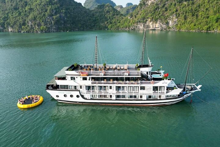 1 Night Party Boat & 1 Night Bungalow in Freedom Island