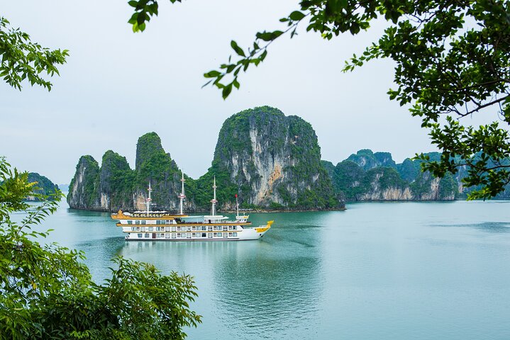 2-Day Luxury Bai Tu Long Bay Cruise from Halong Cruise Port