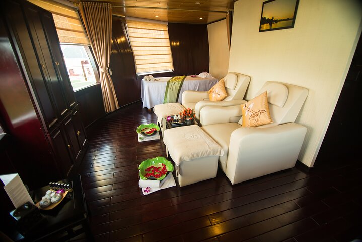 2-Day Luxury Bai Tu Long Bay Cruise from Halong Cruise Port