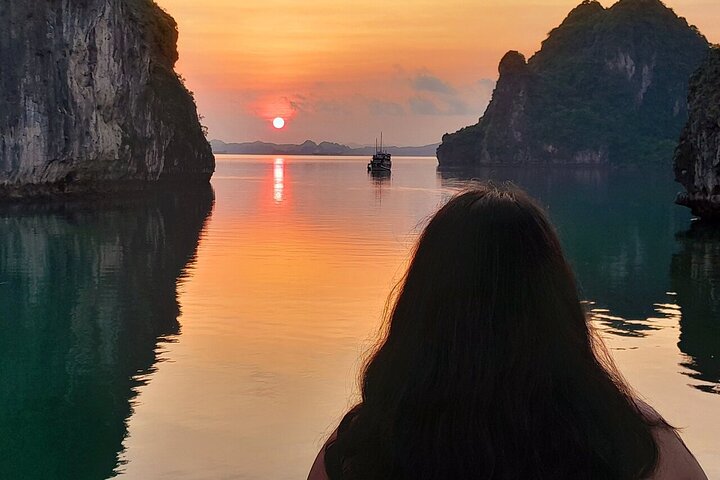 2 Days Bai Tu Long Bay Cruise on Boutique Wooden Boat from Hanoi