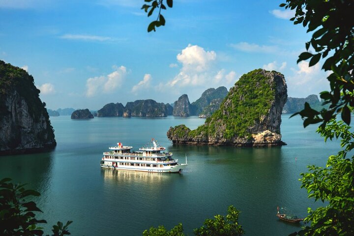 3-Day Bai Tu Long Bay & Ha Long Bay Journey with Swan Cruises