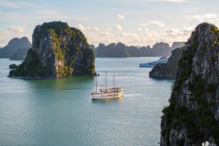 3-Day Discover Halong & Bai Tu Long Bay on Treasure Junk Cruise