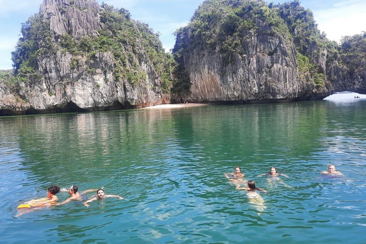 3-Hour Lan Ha Bay Sunset Boat Tour with Kayaking from Cat Ba