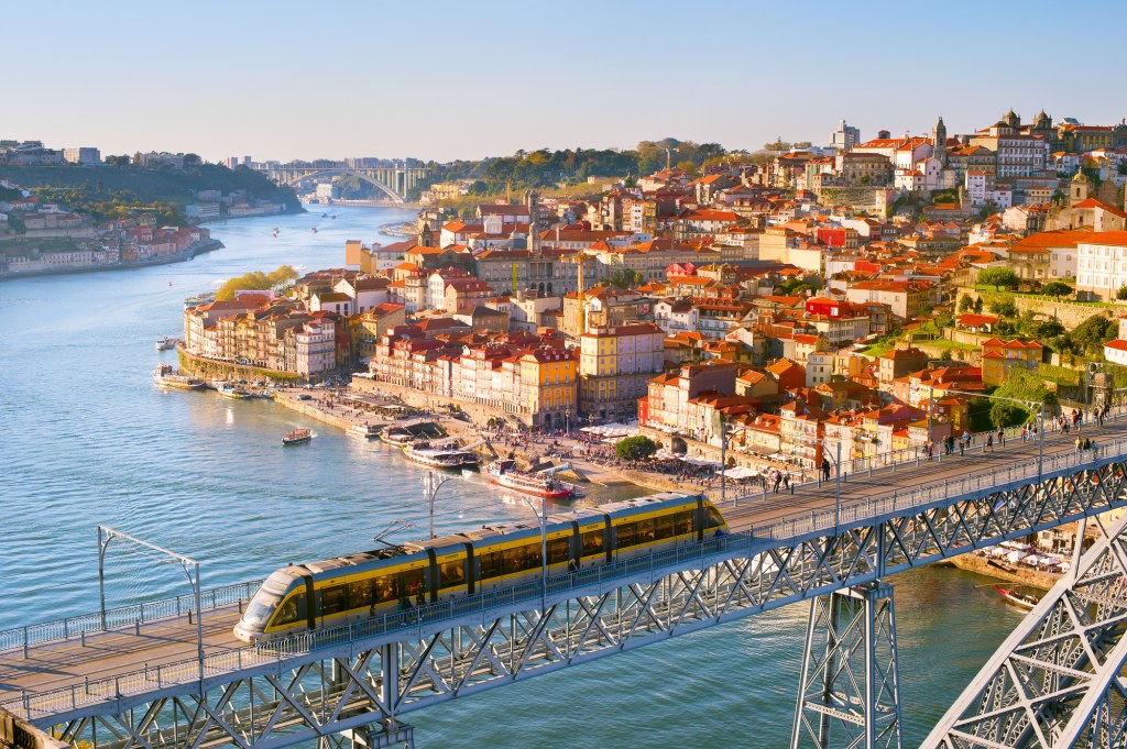 3 Nights Historical Port, plus Aveiro City Tour - From Lisbon.