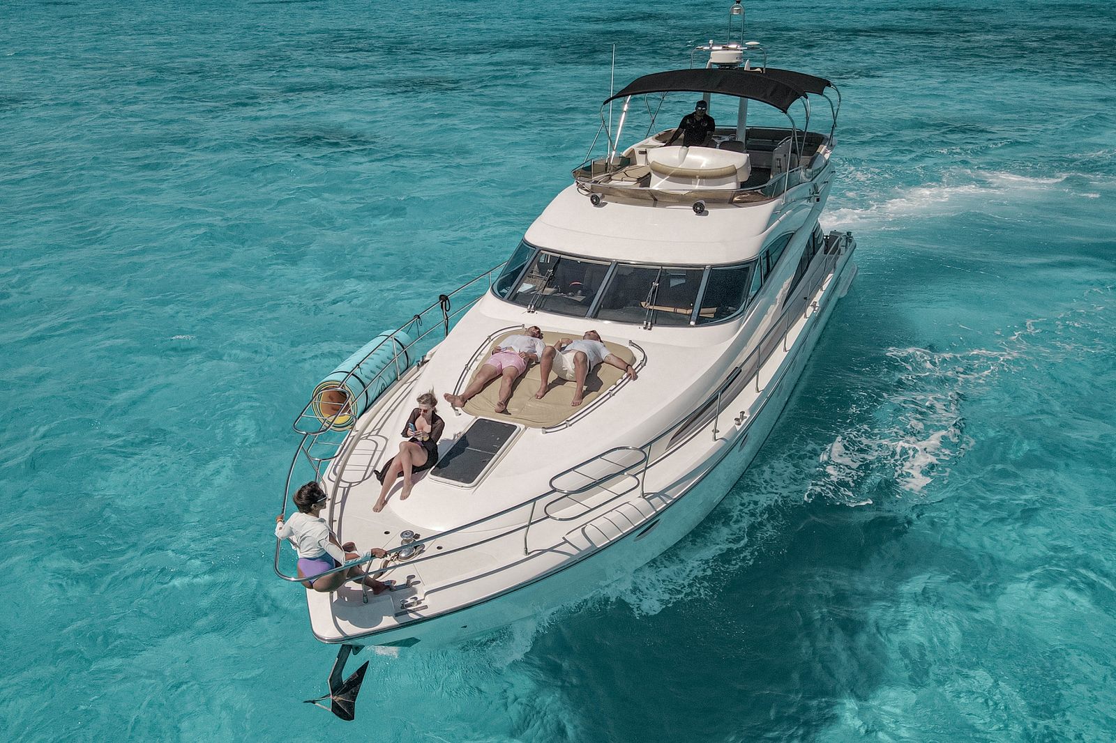 45ft Sealine Amasivar is an elegant yacht charter from Cancun and Costa Mujeres