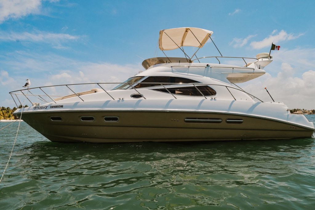 45ft Sealine Amasivar is an elegant yacht charter from Cancun and Costa Mujeres