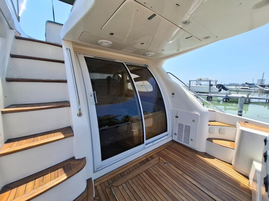 45ft Sealine Amasivar is an elegant yacht charter from Cancun and Costa Mujeres