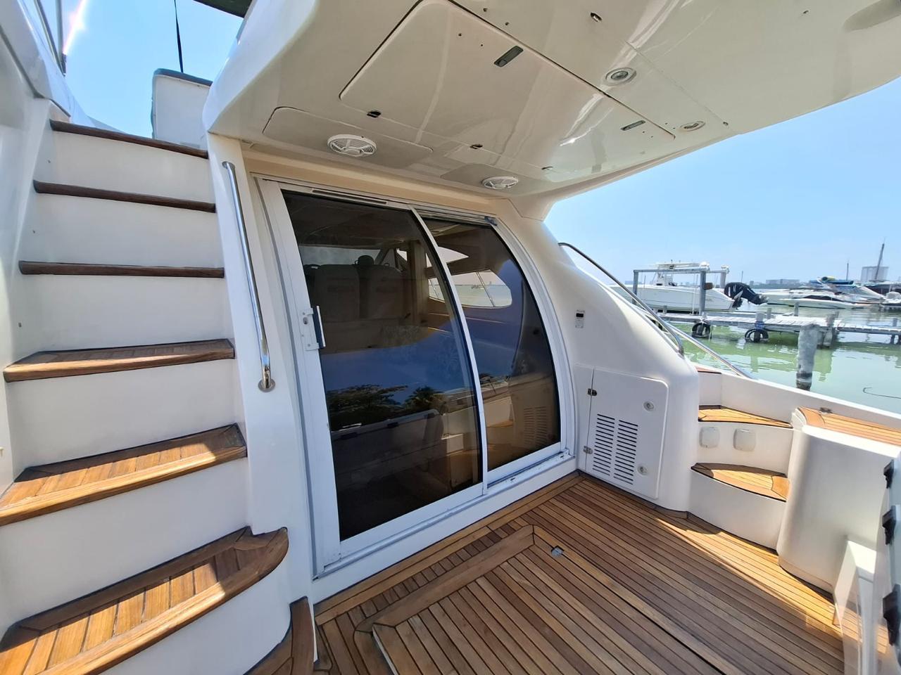 45ft Sealine Amasivar is an elegant yacht charter from Cancun and Costa Mujeres
