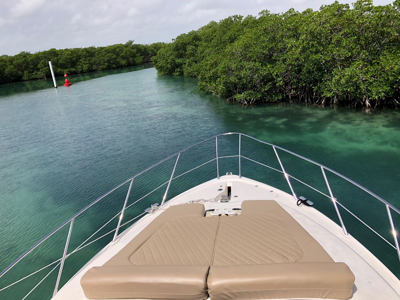 45ft Sealine Amasivar is an elegant yacht charter from Cancun and Costa Mujeres