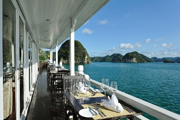 lunch on halong cruise