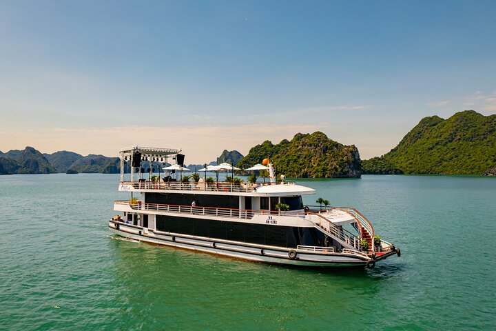 5-Star Day Cruise with Jacuzzi, Live Music & Gourmet Lunch
