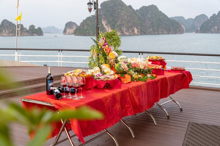 5 Star Halong Bay Day Cruise from Hanoi with Buffet and Jacuzzi