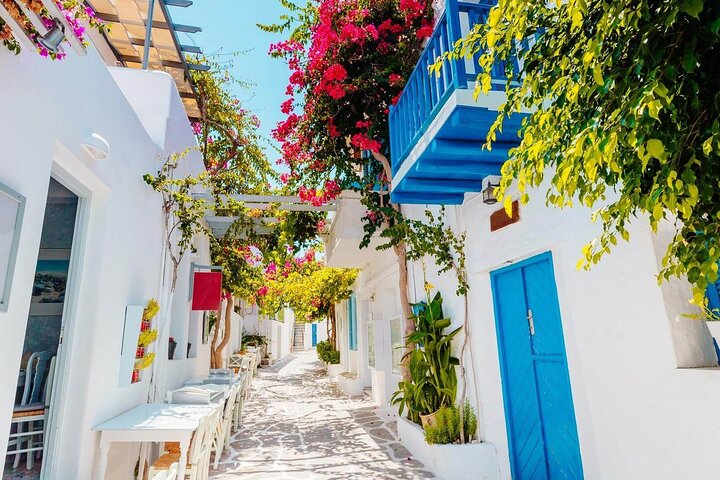 Paros dotted alleys