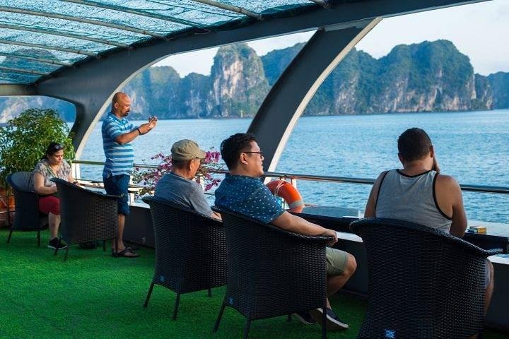 Alova Premium Cruise Halong Day Tour with Buffet Lunch and Cave