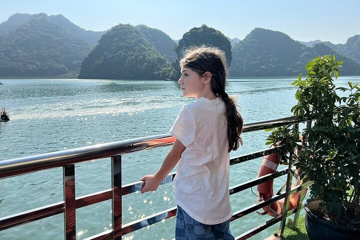 Alova Premium Cruise visit Halong Bay In One Day, Lunch and Kayak