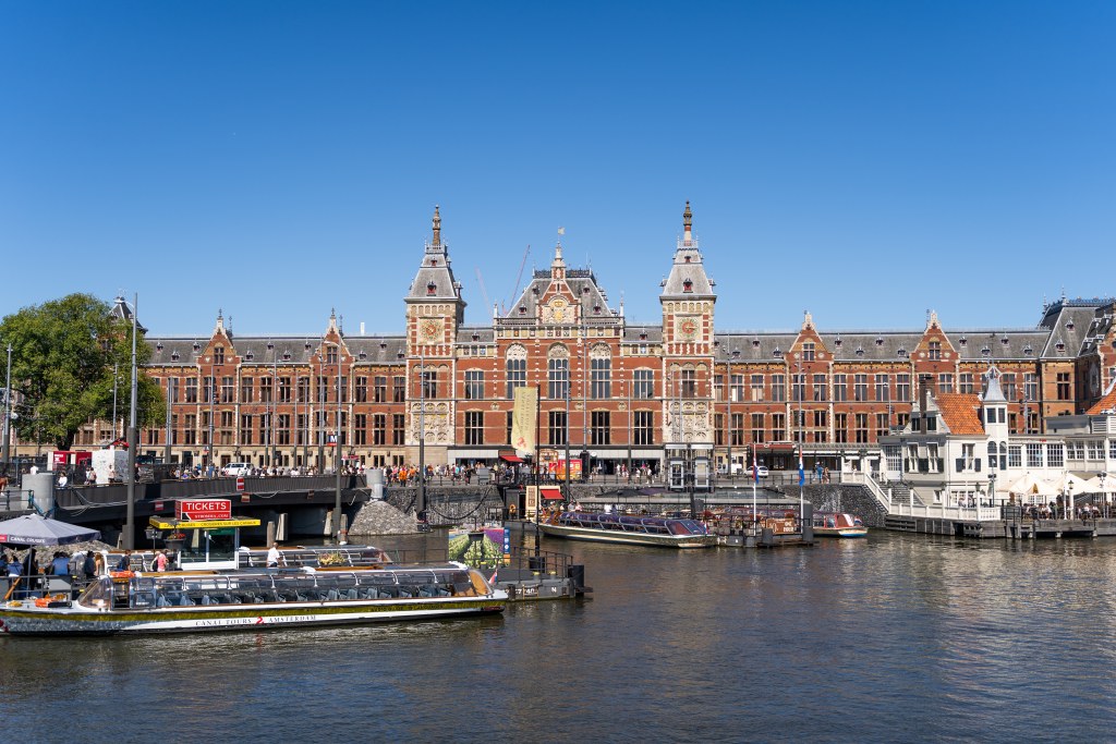 Amsterdam bike tour with canal cruise