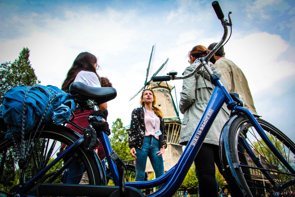 Amsterdam full day tour: Walking, Biking and Cruising