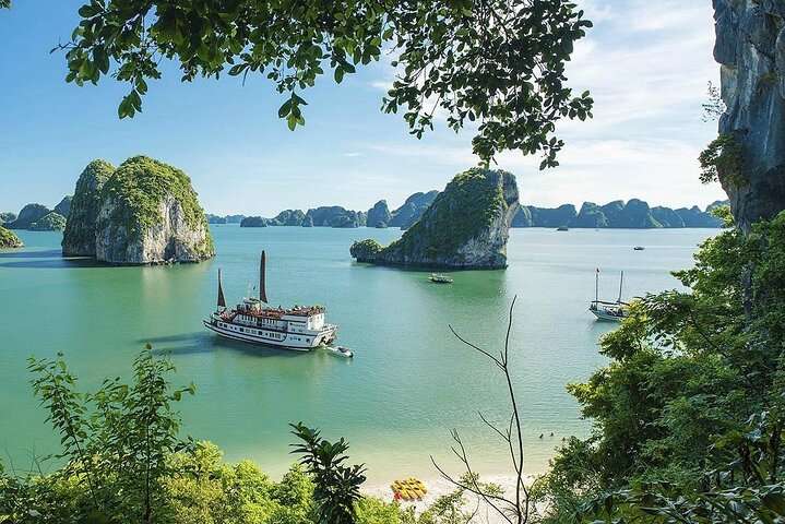 Bai Tu Long Bay Off-The-Beaten-Track Cruise on Boutique Boat 2D1N