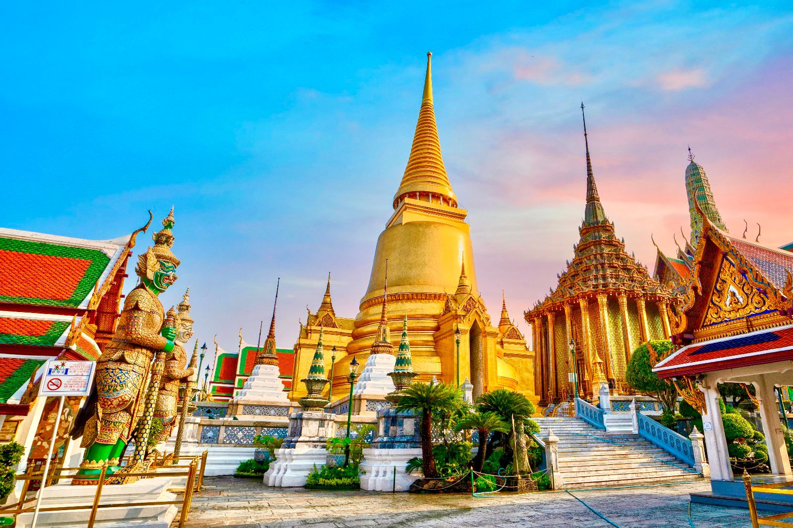 Bangkok: Private Grand Palace, Wat Pho and Chinatown Walking Tour