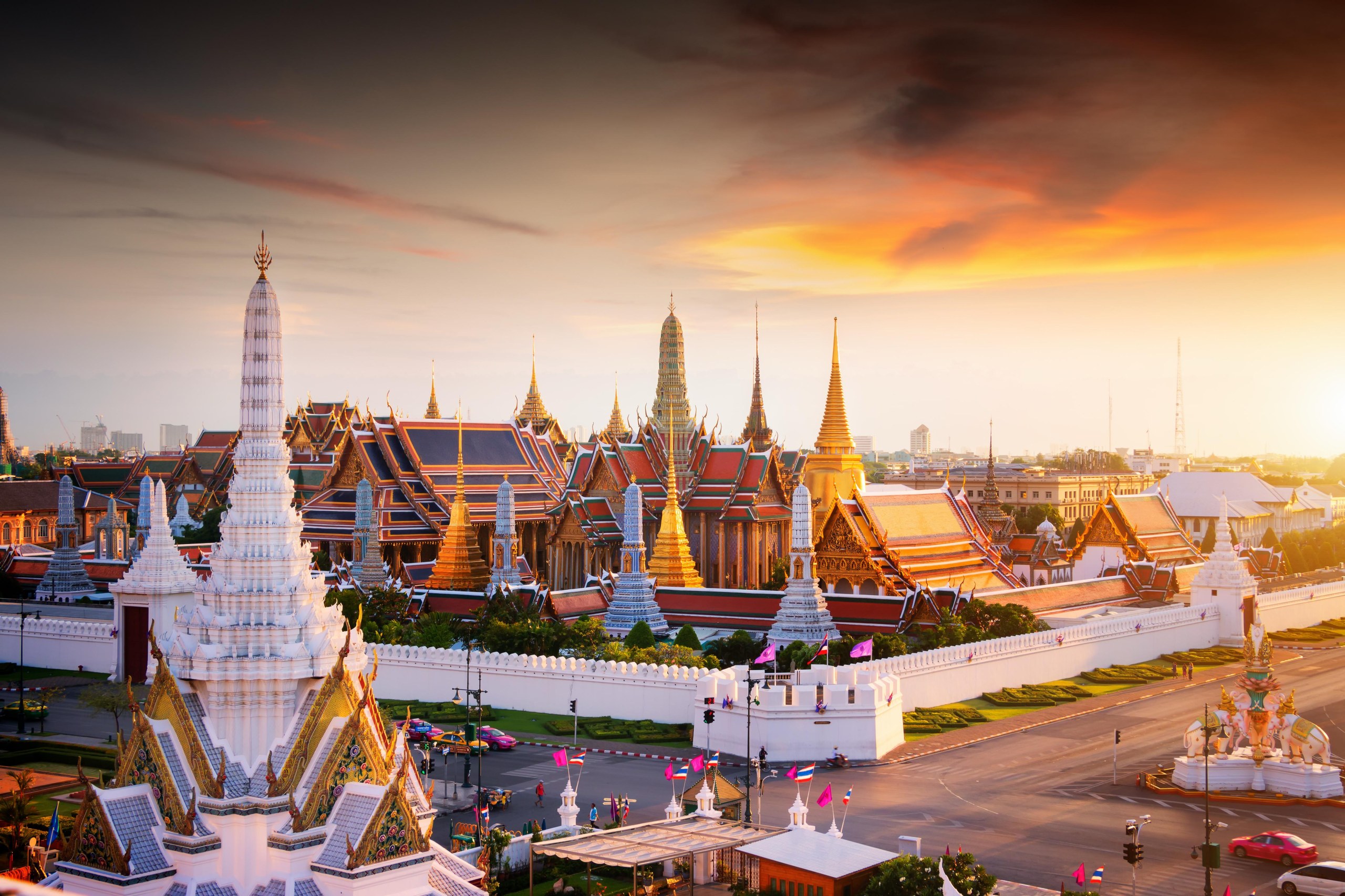 Bangkok: Private Grand Palace, Wat Pho and Chinatown Walking Tour