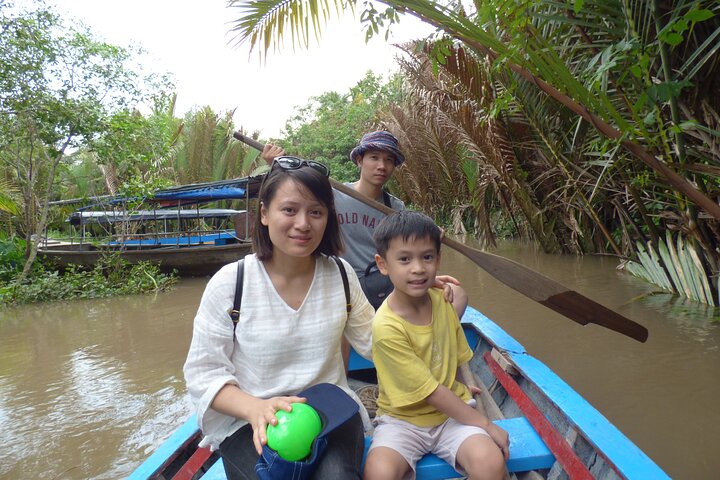 customers on sampan and sailing