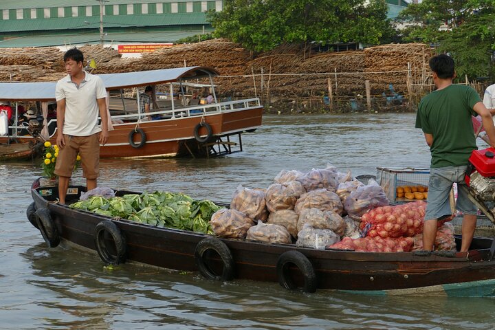 floating market on way to Ben Tre
