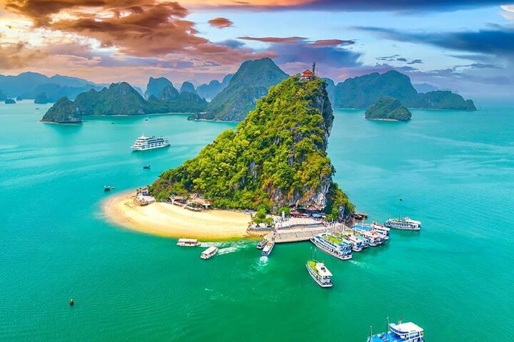 BEST SELLER - Halong Alova Day Cruise: Buffet, Kayaking and Cave
