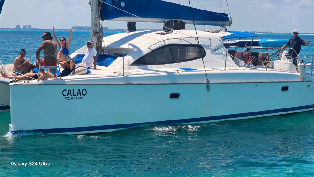 Catamaran 43 ft for a group, snorkel tour up to 20 people