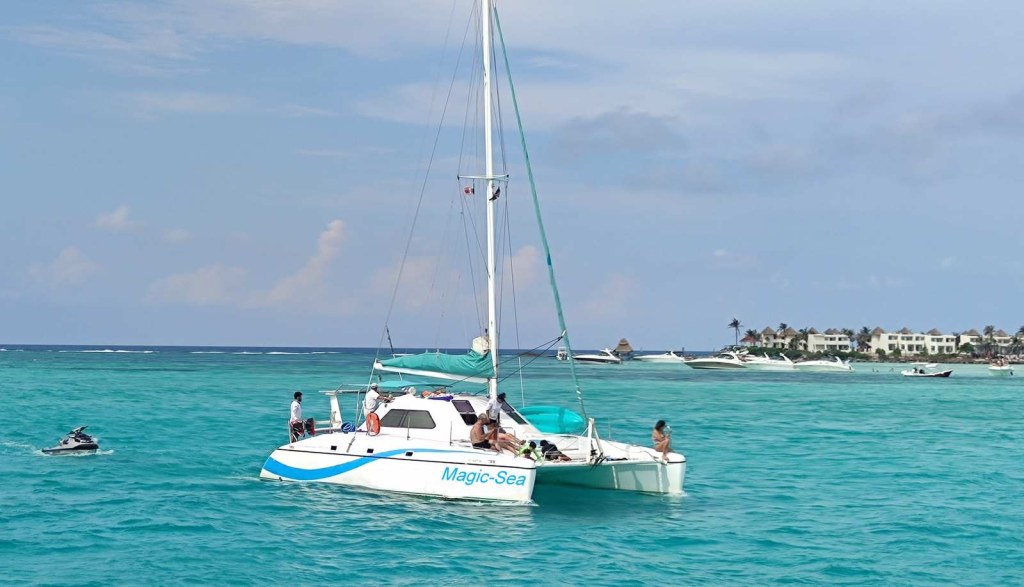 Catamaran for a family snorkel tour 38ft