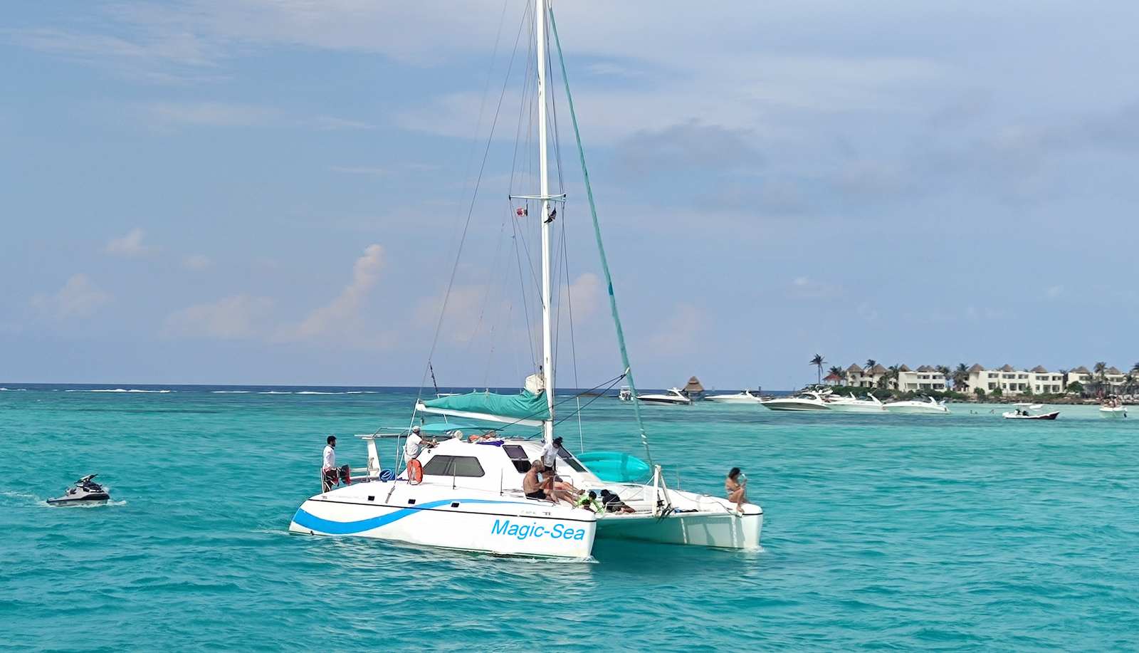 Catamaran for a family snorkel tour 38ft