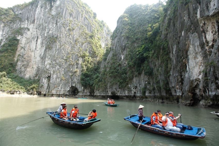 Deluxe_Day_Cruise_to_Halong_Bay
