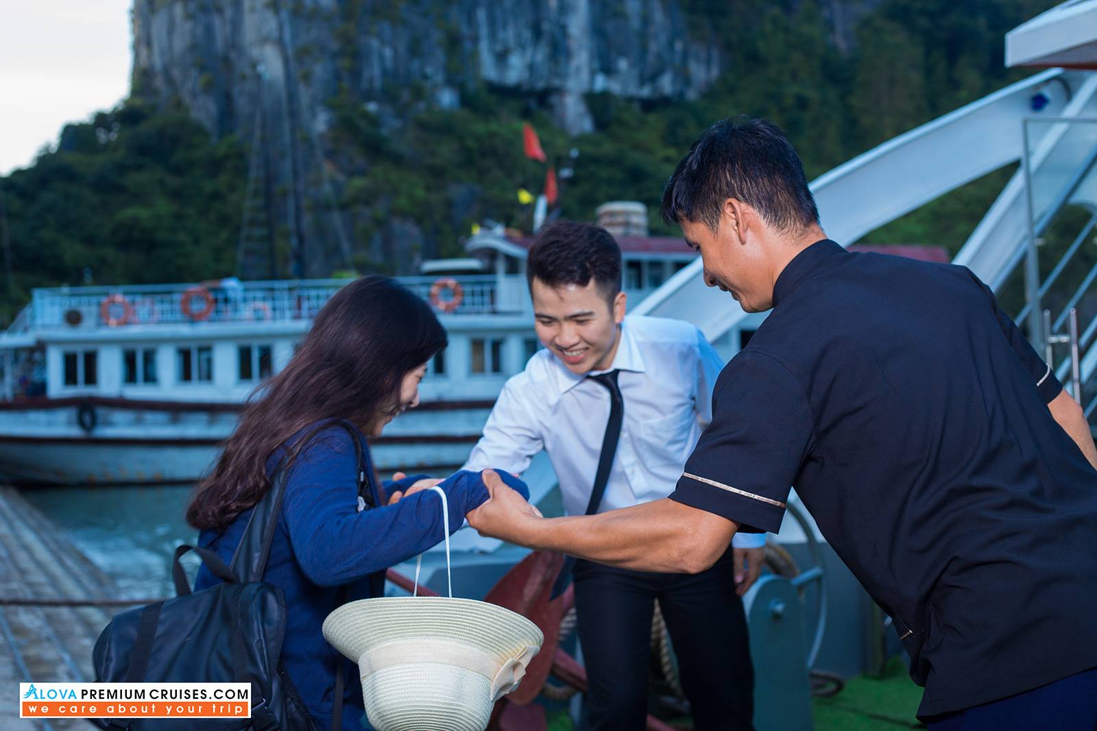Deluxe_Day_Cruise_to_Halong_Bay