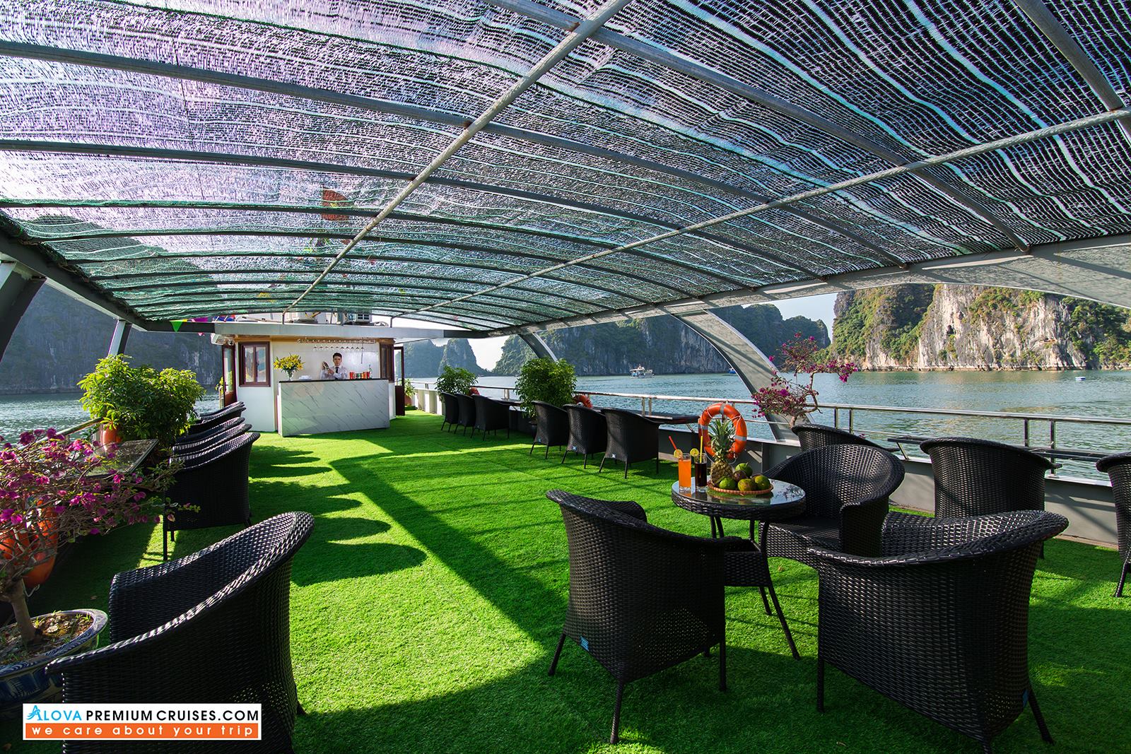 Deluxe_Day_Cruise_to_Halong_Bay
