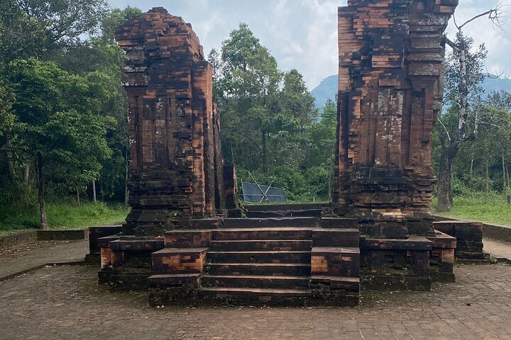 Deluxe Small Group Tour: My Son Holyland & Hoi An River Cruise