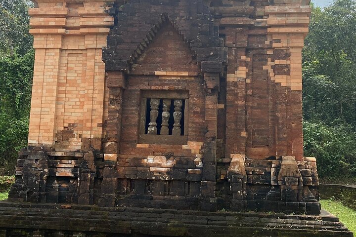 Deluxe Small Group Tour: My Son Holyland & Hoi An River Cruise