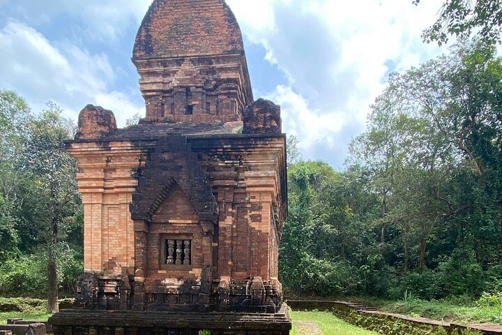 Deluxe Small Group Tour: My Son Holyland & Hoi An River Cruise