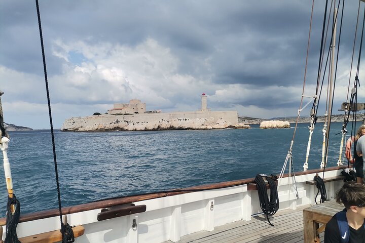 Discovery of the coves of the Blue Coast by boat